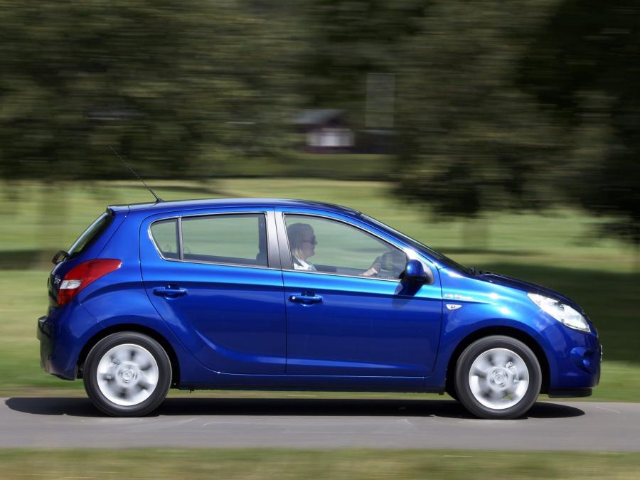  Hyundai i20 5-Door Blue Drive 2010 года  (UK) (фото 8 из 11)